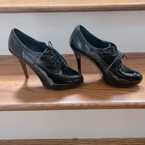 Steve Madden “Vulture” lace up heel